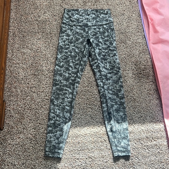 Lululemon size 8 leggings - Picture 1 of 4
